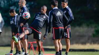 De La Cruz con la pelota en la práctica vespertina del lunes. Fotos: Patricio Rodríguez. 