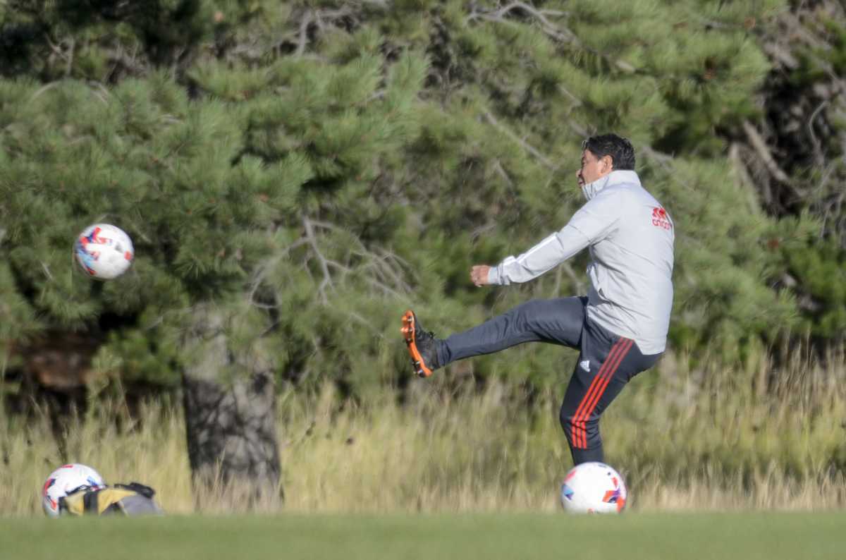 Marcelo Gallardo mete su chanfle con el pie derecho y la pelota se colgará en el ángulo de Armani. Fotos: Patricio Rodríguez 