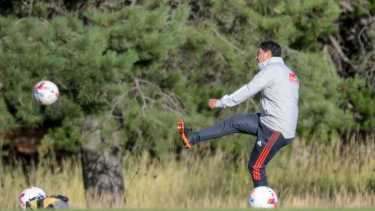 Marcelo Gallardo mete su chanfle con el pie derecho y la pelota se colgará en el ángulo de Armani. Fotos: Patricio Rodríguez 