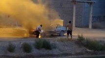 Imagen de Con baldazos de agua y tierra apagaron el incendió de un auto en Allen