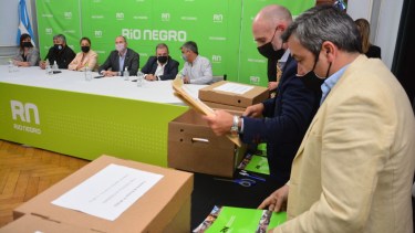 En un acto en Casa de Gobierno, la Provincia abrió en noviembre la primera oferta para comprar el avión, que después fue desechada. Foto: Marcelo Ochoa.