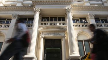 La cotización mayorista escalaba a $104,53 llevando a la brecha cambiaria al 110%.-

