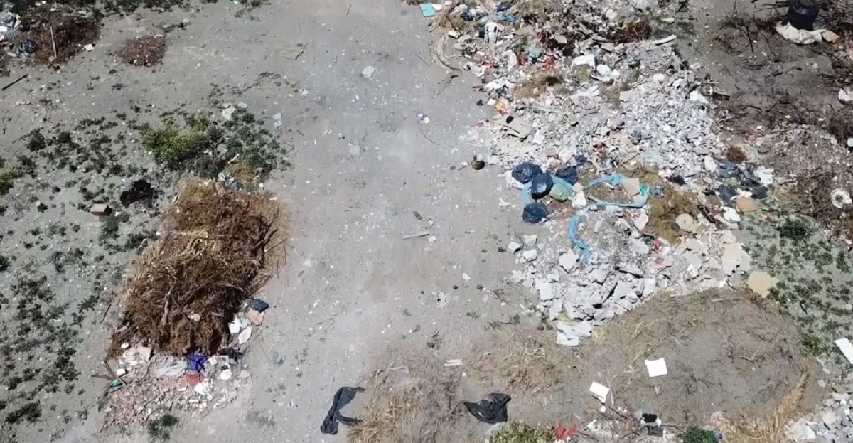Las imágenes del video revelan la presencia de bolsas de basura desparramadas en el predio privado a la que acceden personas a tirar los residuos sin ningún tipo de controles. 