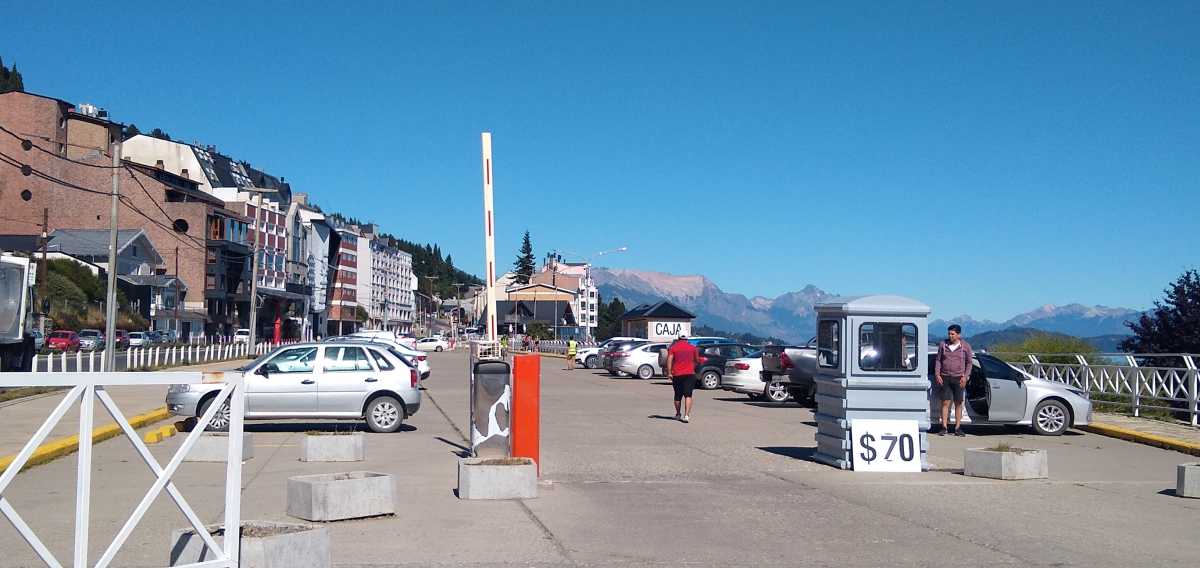 El estacionamiento medido de Bariloche se extiende por el centro y el playón de la costanera. Archivo