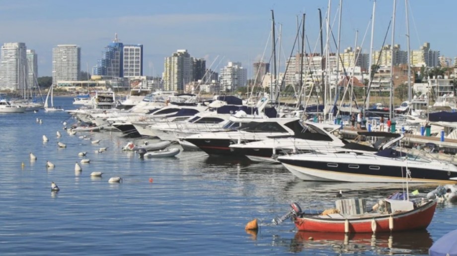 El puerto de Punta del Este, con muchos barcos argentinos.