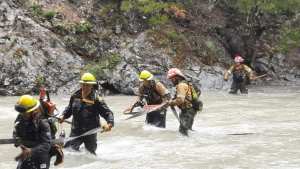 El Splif aprovecha el día después de la lluvia para combatir el incendio al sur de Bariloche
