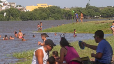 En Viedma, el río fue la gran opción durante este miércoles. Fotos: Pablo Leguizamón