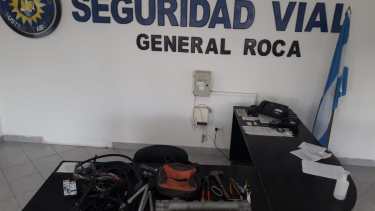 La policía secuestró el material y las herramientas que portaban los sospechosos. (foto: gentileza)
