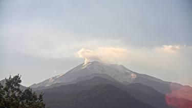 El volcán Callaquí ha mostrado incandescencia y desgasificación en su cráter. Foto: Sergeaomin