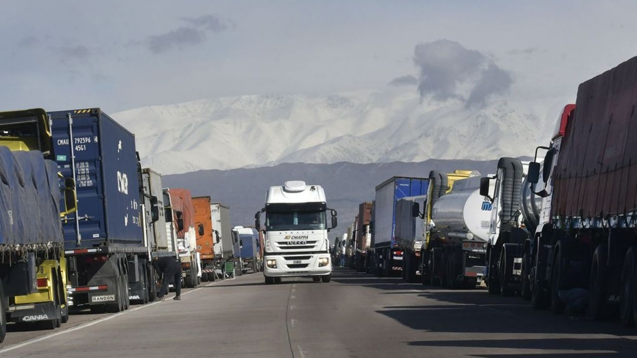 Más de 3.000 camiones se encuentran varados en la frontera con Chile.