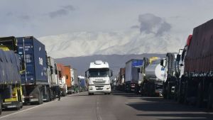 Más de 3.000 camiones varados en paso Cristo Redentor por nuevos requisitos de Chile