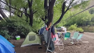 Guardaparques del parque Nahuel Huapi detectaron y desmantelaron un acampe en una zona prohibida junto al río Limay. Gentileza