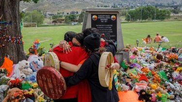 El hallazgo de más de 1000 tumbas en Canadá, desde mayo, cerca de escuelas hecha luz sobre la historia del país y su política de asimilación forzada.
