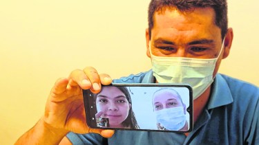 Todos los días Candela se contacta con su papá a través de una video-llamada. (foto: Juan Thomes)