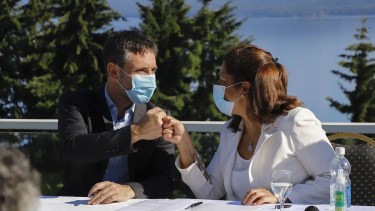 Hoy, en Bariloche, la gobernadora Arabela Carreras firmó el convenio con el secretario general del CFI, Ignacio Lamothe. Foto Gentileza