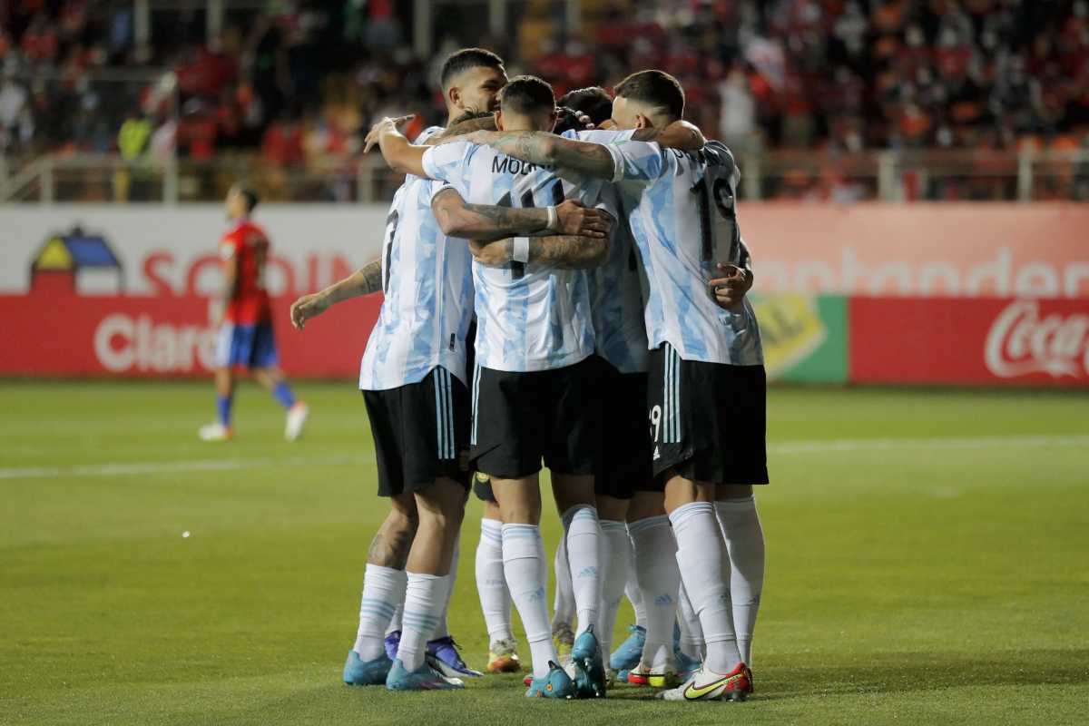 Argentina quedó a cuatro de Brasil y podría ponerse a uno si le dan ganado el partido suspendido. (Foto: AP)
