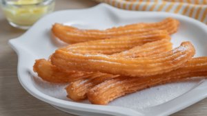 Cómo hacer churros salados crocantes de queso y los clásicos con dulce de leche