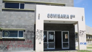 Denuncian brutal golpiza de la policía a un joven en una comisaría de Roca