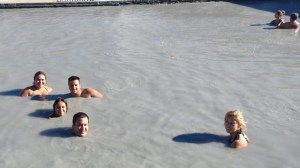 Termas de Copahue: los turistas disfrutan de las lagunas a pleno sol