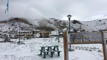 En Copahue sorprendió la nieve, en pleno enero.-