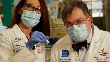 María Bottazzi y Peter Hotex son los desarrolladores de Corbevax. Foto EFE