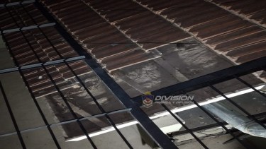 Tres personas  intentaban hacer un boquete en el techo de unas oficinas comerciales en Neuquén. (Gentileza)