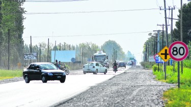 Roca 06/01/22: Vialidad Nacional colocò señalización vertical en la ruta 22 en el tramo comprendido entre la rotonda  con la ruta 6 y el cruce de JJ Gomez. Foto: Andrés Maripe