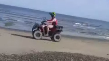 Video: alerta en Las Grutas por la circulación de cuatriciclos en costas no habilitadas