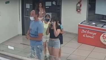 Las cámaras de seguridad tomaron todo el episodio, que dejó atónitos a los clientes.-