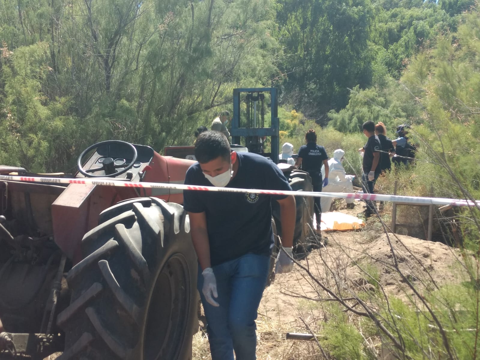 El cuerpo de Curruqueo estaba en el interior de la camioneta Kangoo, en un arenal en la zona rural de Fernández Oro. 