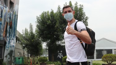 Dibu Martínez saluda al llegar al predio que la AFA posee en Ezeiza. Foto: prensa AFA