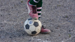 Piden botines y zapatillas donados para poder competir en el Mundialito de Clubes