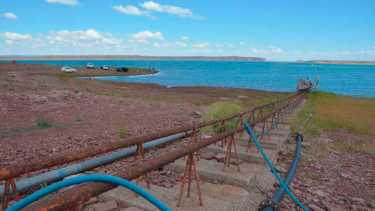 La sequía obliga a actualizar los sistemas de suministro de agua en El Chocón. (Fotos: Yamil Regules)