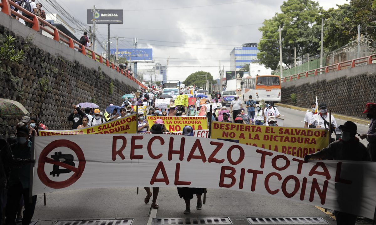La implementación del bitcoin en El Salvador tuvo marchas opositoras.