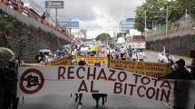 Imagen de El FMI instó a El Salvador para que deje de usar al bitcoin como moneda legal