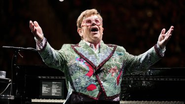 Elton John tuvo que aplazar un par de presentaciones pero se encuentra en buen estado. 