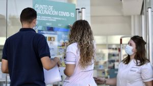 Córdoba empezó a vacunar con turno previo en más de 100 farmacias