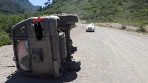 Dos camionetas volcaron en un camino de ripio en Moquehue
