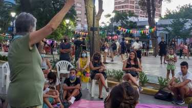 Artistas callejeros, músicas neuquinas, teatristas y mimos en la peatonal 2022 de los sábados. Foto: gentileza.