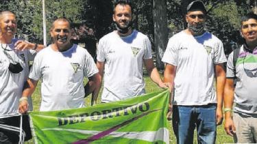 Los representantes de Fiske Menuco listos para la Regata del río Negro. Colmenares, Villegas, Gómez, Alejandro Jara (delegado) y Walter Jara. Foto gentileza