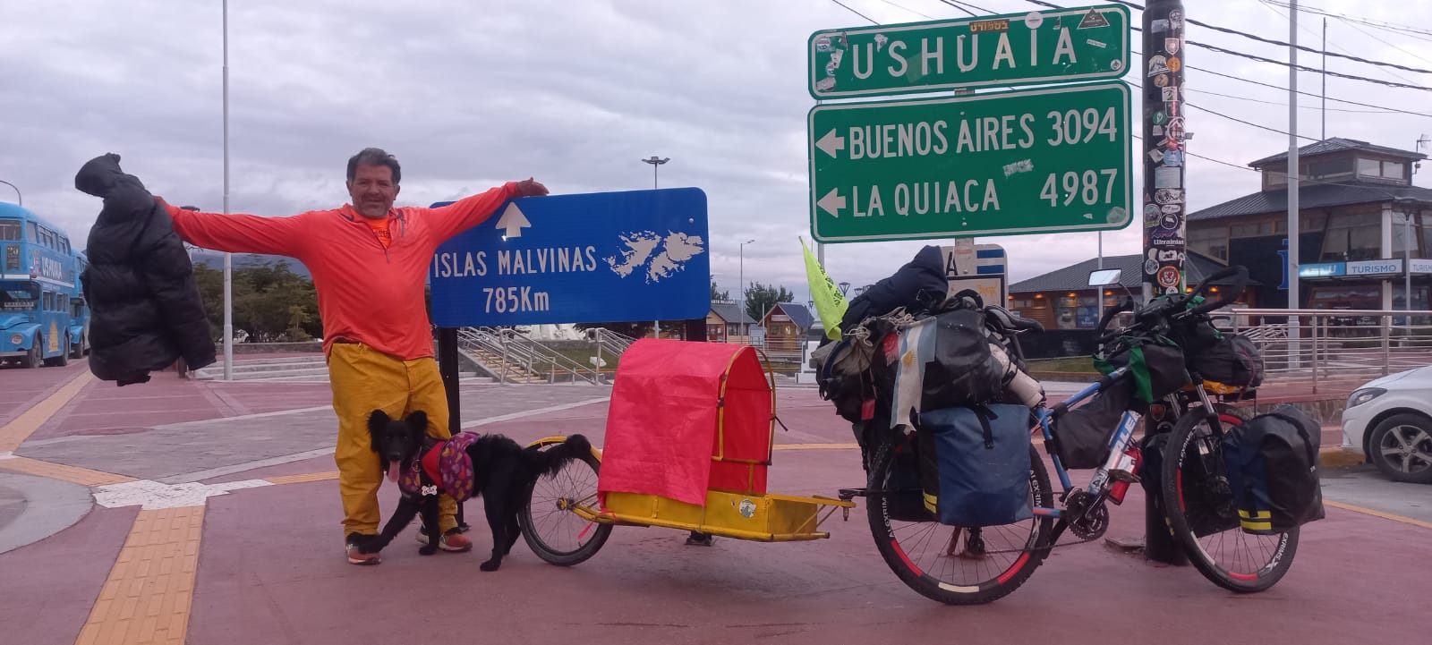 Sueño cumplido. Sábado 22 de enero. Jorge Gómez y Lola llegan a Ushuaia. Foto: Jorge Gómez / Memorias de Bicicleta. 