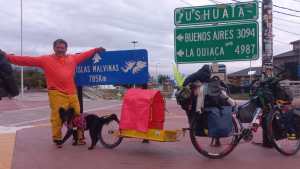 «¡Llegamos, Lola!»: viajó con su perra de Salta a Ushuaia en bicicleta y por la ruta 40