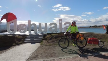 Alberto Cacharrón en Ushuaia. Partió el lunes rumbo a España. "Buscamos plantar la semilla de la red de caminos de Compostela en América", dijo. Foto: Patricia Ortiz / Caminos Culturales.