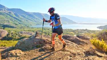 Maravilla. Uno de los participantes con el fondo de las lagunas y los cerros. Foto: Martín Muñoz.