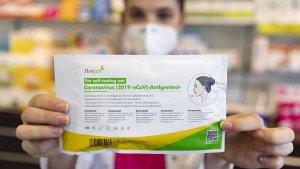 Europa analiza bajar los días de cuarentena y utilizar más los autotest