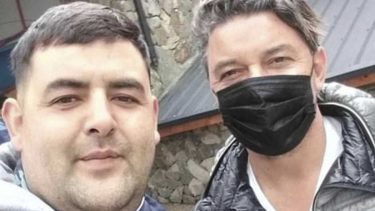 Gallardo llegó este lunes a San Martín y se sacó fotos con los fanáticos de River. Foto: gentileza.-