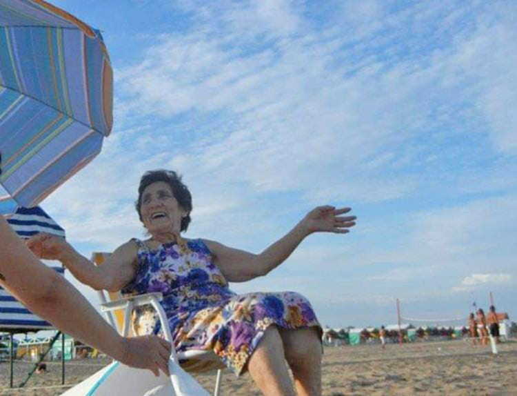 Germana Robles y su felicidad el día que volvió al mar a los 80 años. Foto: Gentileza Viviana Rivadeo Monteros.