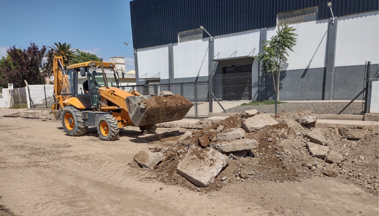 Ayer comenzó la obra que permitirá un correcto drenaje de la esquina de calles Saavedra y Sarmiento, en Godoy. Foto Gentileza.
