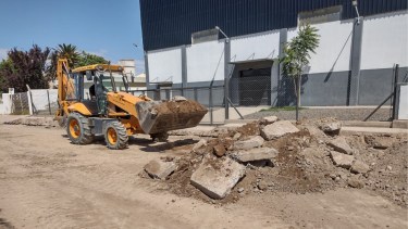 Ayer comenzó la obra que permitirá un correcto drenaje de la esquina de calles Saavedra y Sarmiento, en Godoy. Foto Gentileza.
