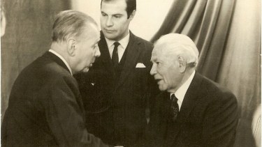 Dos grandes. El escritor Jorge Luis Borges visitó Neuquén y se entrevistó con el autor del libro “El tronco de oro”. (FOTO: Archivo Histórico Municipal)